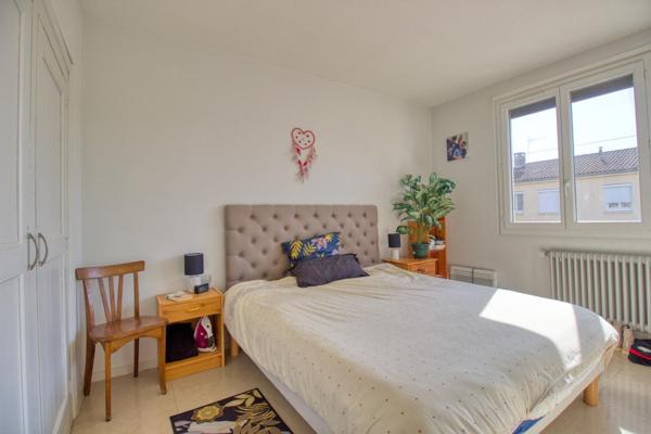 Maison de ville mitoyenne d'un côté avec garage, balcon, parking et jardinet