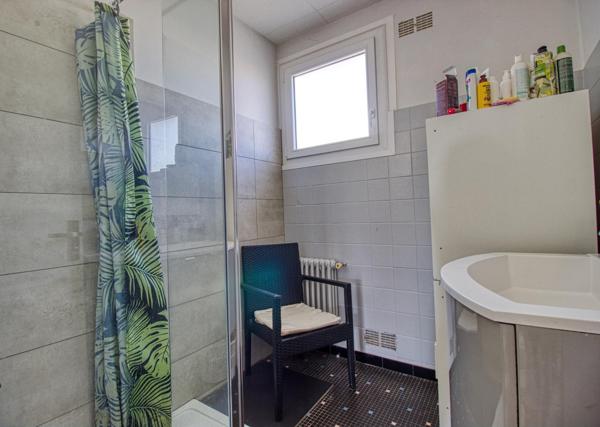 Maison de ville mitoyenne d'un côté avec garage, balcon, parking et jardinet