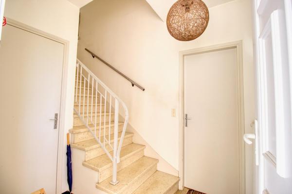 Maison de ville mitoyenne d'un côté avec garage, balcon, parking et jardinet