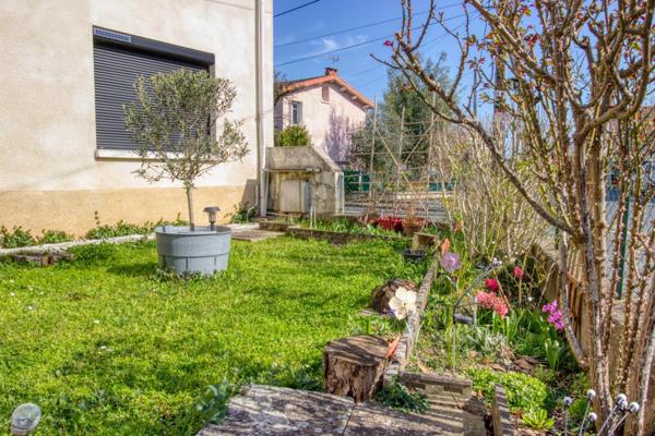 Maison de ville mitoyenne d'un côté avec garage, balcon, parking et jardinet