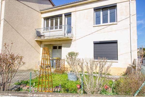 Maison de ville mitoyenne d'un côté avec garage, balcon, parking et jardinet