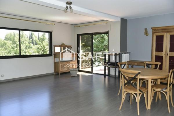 Maison 110 m² avec grand garage et jardin.