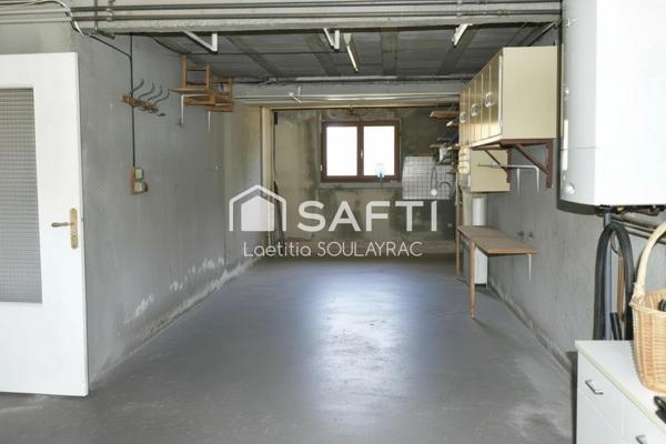 Maison 110 m² avec grand garage et jardin.