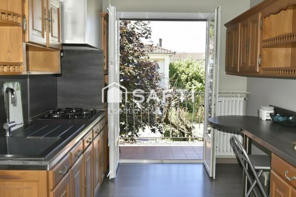 Maison 110 m² avec grand garage et jardin.
