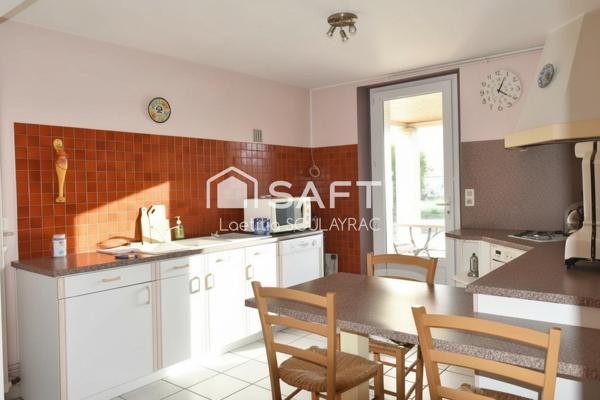 Maison 110 m² avec grand garage et jardin.