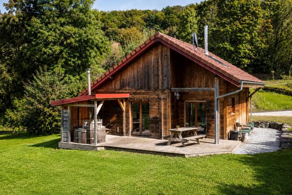 Chalet et son bain nordique proche des cascades du Hérisson