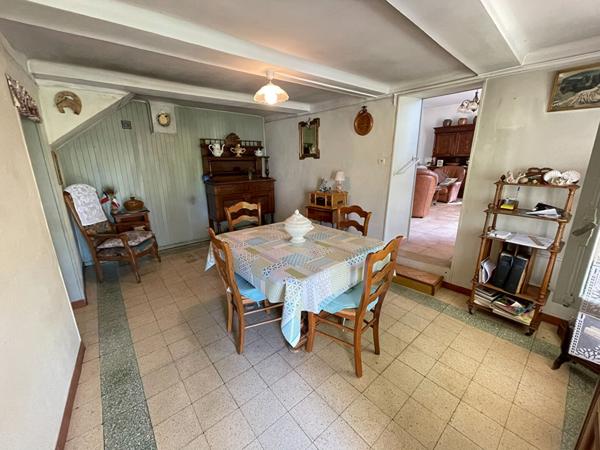 Maison en pierre avec pigeonnier et dépendances à rénover secteur FORCALQUIER.