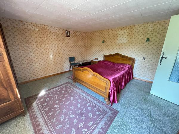 Maison en pierre avec pigeonnier et dépendances à rénover secteur FORCALQUIER.