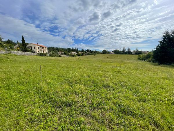 Maison en pierre avec pigeonnier et dépendances à rénover secteur FORCALQUIER.