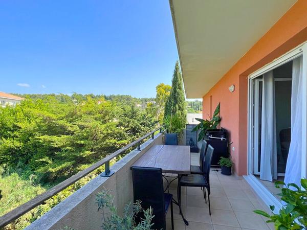 Dernier étage avec vue dégagée et deux places de stationnement !