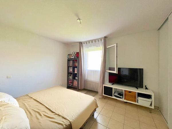 Dernier étage avec vue dégagée et deux places de stationnement !