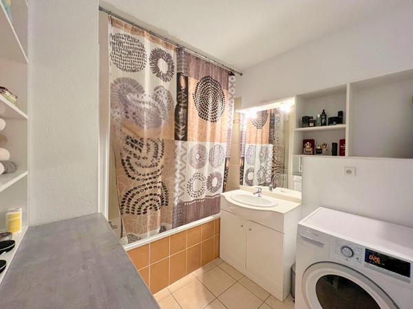 Dernier étage avec vue dégagée et deux places de stationnement !