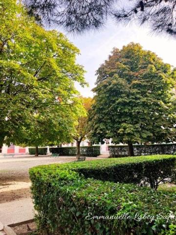 Appartement lumineux avec balcon, cave et place de parking privative.