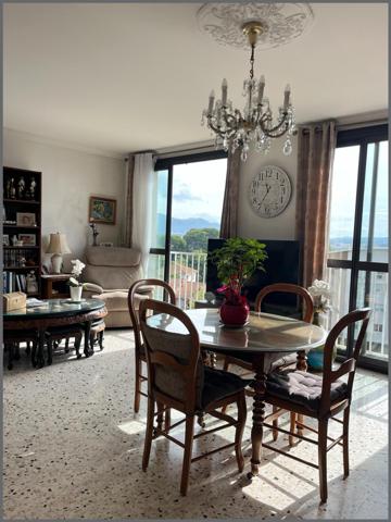 Appartement lumineux avec balcon, cave et place de parking privative.