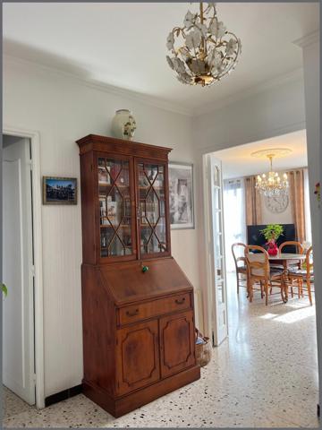 Appartement lumineux avec balcon, cave et place de parking privative.