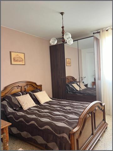 Appartement lumineux avec balcon, cave et place de parking privative.