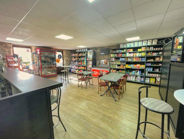 Vocance (07690) MAISON DE VILLAGE en pierre de 290m² - Habitation 160 m² et Espace commercial 130m² - Deux terrasses + Garage