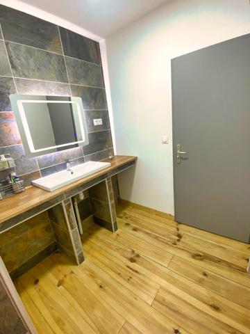 Vocance (07690) MAISON DE VILLAGE en pierre de 290m² - Habitation 160 m² et Espace commercial 130m² - Deux terrasses + Garage