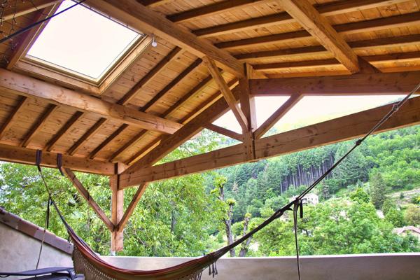 Vocance (07690) MAISON DE VILLAGE en pierre de 290m² - Habitation 160 m² et Espace commercial 130m² - Deux terrasses + Garage