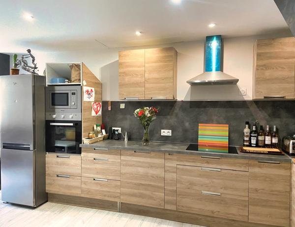 Vocance (07690) MAISON DE VILLAGE en pierre de 290m² - Habitation 160 m² et Espace commercial 130m² - Deux terrasses + Garage