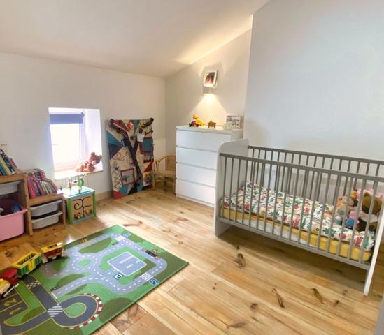 Vocance (07690) MAISON DE VILLAGE en pierre de 290m² - Habitation 160 m² et Espace commercial 130m² - Deux terrasses + Garage