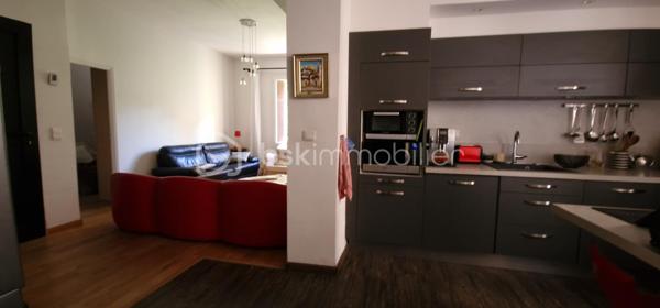 Appartement T3 moderne, situé en plein centre ville, en excellent état. Situé dans un endroit, on ne peut plus calme, vous serez à quelques mètres à peine du cinéma, du théâtre, du vieux port, en bref du plein centre de Bastia sans les nuisances.