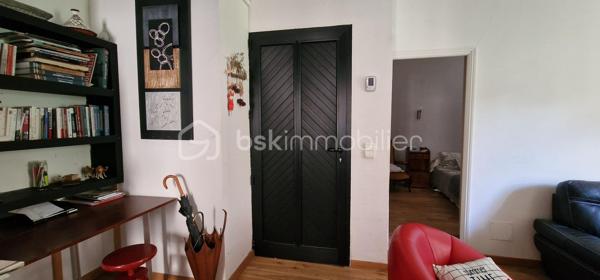 Appartement T3 moderne, situé en plein centre ville, en excellent état. Situé dans un endroit, on ne peut plus calme, vous serez à quelques mètres à peine du cinéma, du théâtre, du vieux port, en bref du plein centre de Bastia sans les nuisances.