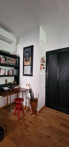 Appartement T3 moderne, situé en plein centre ville, en excellent état. Situé dans un endroit, on ne peut plus calme, vous serez à quelques mètres à peine du cinéma, du théâtre, du vieux port, en bref du plein centre de Bastia sans les nuisances.