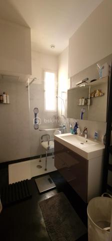 Appartement T3 moderne, situé en plein centre ville, en excellent état. Situé dans un endroit, on ne peut plus calme, vous serez à quelques mètres à peine du cinéma, du théâtre, du vieux port, en bref du plein centre de Bastia sans les nuisances.