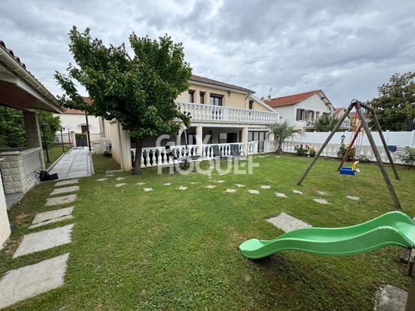Maison spacieuse à vendre à Décines-Charpieu - 5 chambres et piscine !