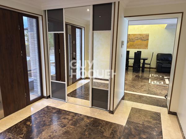 Maison spacieuse à vendre à Décines-Charpieu - 5 chambres et piscine !