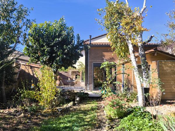 Proche centre ville, maison familiale avec 2 studios, piscine et garage