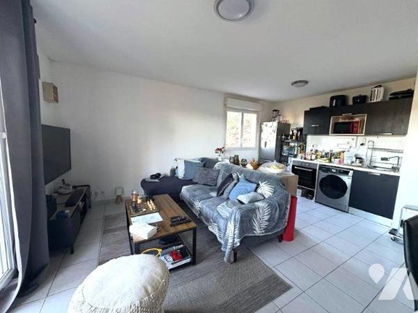 Dans une résidence sécurisée, appartement 2 pièces situé au niveau N-2.