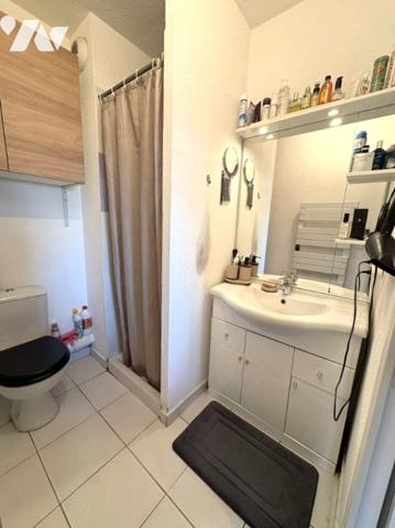 Dans une résidence sécurisée, appartement 2 pièces situé au niveau N-2.