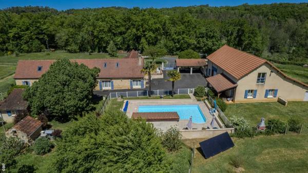 Gîtes chambres d'hôtes - Gourdon Secteur GOURDON - Site privilégié pour cette Propriété avec gites et piscine sur 1ha