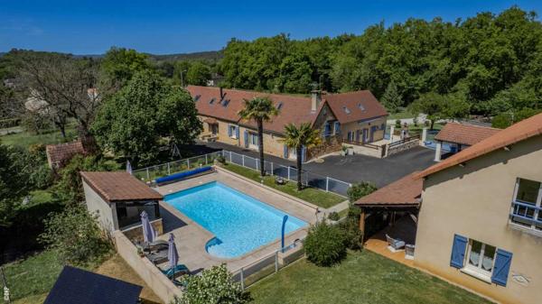 Gîtes chambres d'hôtes - Gourdon Secteur GOURDON - Site privilégié pour cette Propriété avec gites et piscine sur 1ha