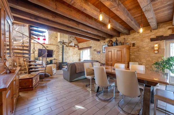 Gîtes chambres d'hôtes - Gourdon Secteur GOURDON - Site privilégié pour cette Propriété avec gites et piscine sur 1ha