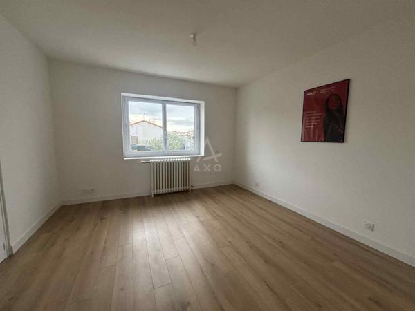 MAISON FAMILIALE 5 CH ET GRAND GARAGE DE 250 M²