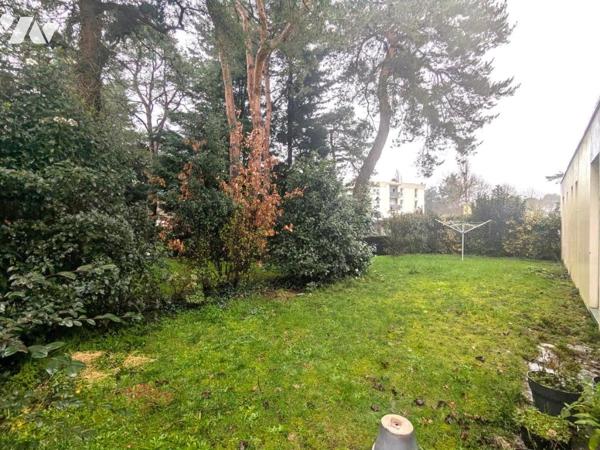 MAISON 130 m² de plain-pied. Cinq chambres. Un jardin à jouissance privative. un garage.