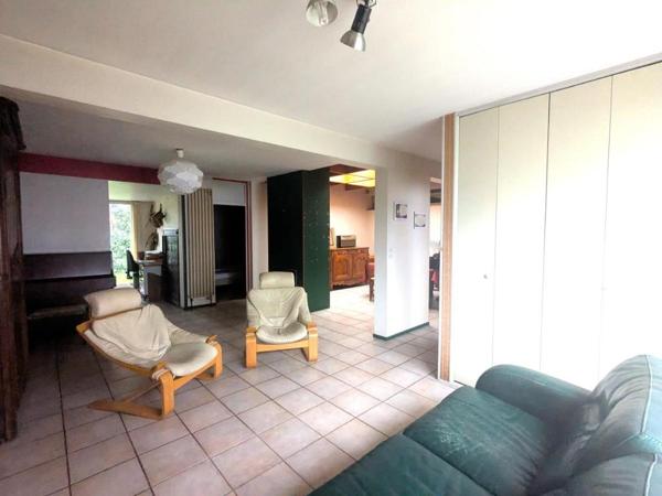 MAISON 130 m² de plain-pied. Cinq chambres. Un jardin à jouissance privative. un garage.