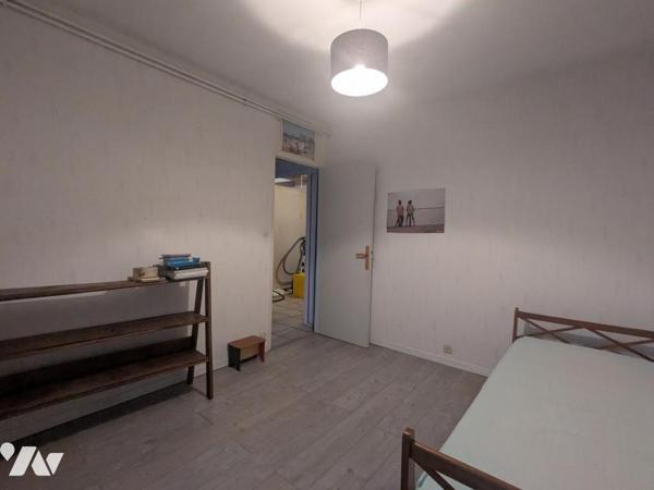 MAISON 130 m² de plain-pied. Cinq chambres. Un jardin à jouissance privative. un garage.