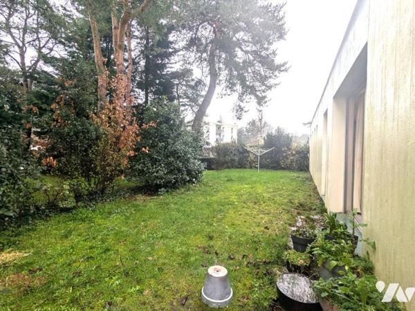 MAISON 130 m² de plain-pied. Cinq chambres. Un jardin à jouissance privative. un garage.