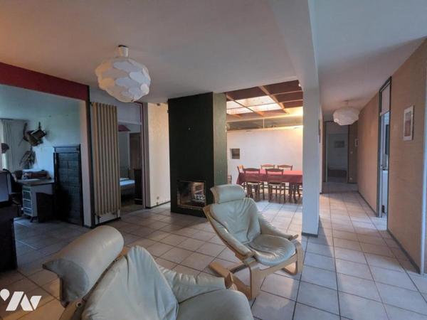 MAISON 130 m² de plain-pied. Cinq chambres. Un jardin à jouissance privative. un garage.