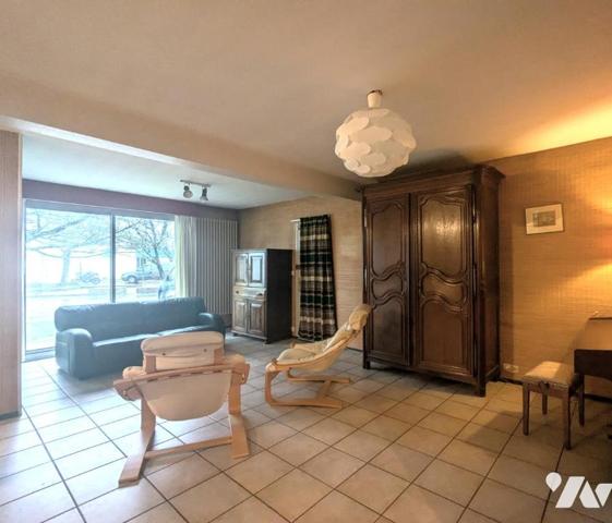 MAISON 130 m² de plain-pied. Cinq chambres. Un jardin à jouissance privative. un garage.