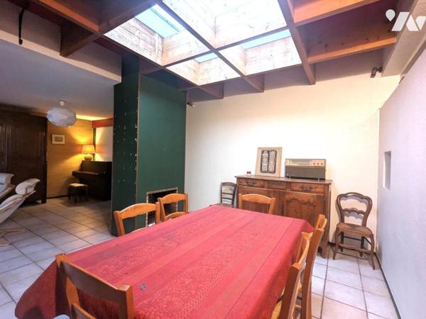 MAISON 130 m² de plain-pied. Cinq chambres. Un jardin à jouissance privative. un garage.