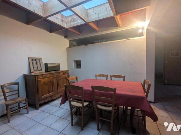 MAISON 130 m² de plain-pied. Cinq chambres. Un jardin à jouissance privative. un garage.