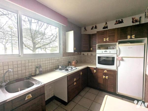 MAISON 130 m² de plain-pied. Cinq chambres. Un jardin à jouissance privative. un garage.