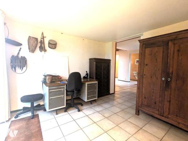 MAISON 130 m² de plain-pied. Cinq chambres. Un jardin à jouissance privative. un garage.