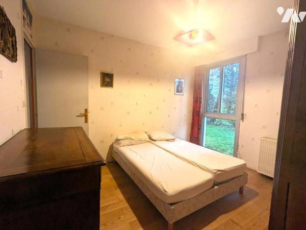 MAISON 130 m² de plain-pied. Cinq chambres. Un jardin à jouissance privative. un garage.