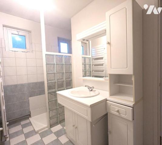 MAISON 130 m² de plain-pied. Cinq chambres. Un jardin à jouissance privative. un garage.